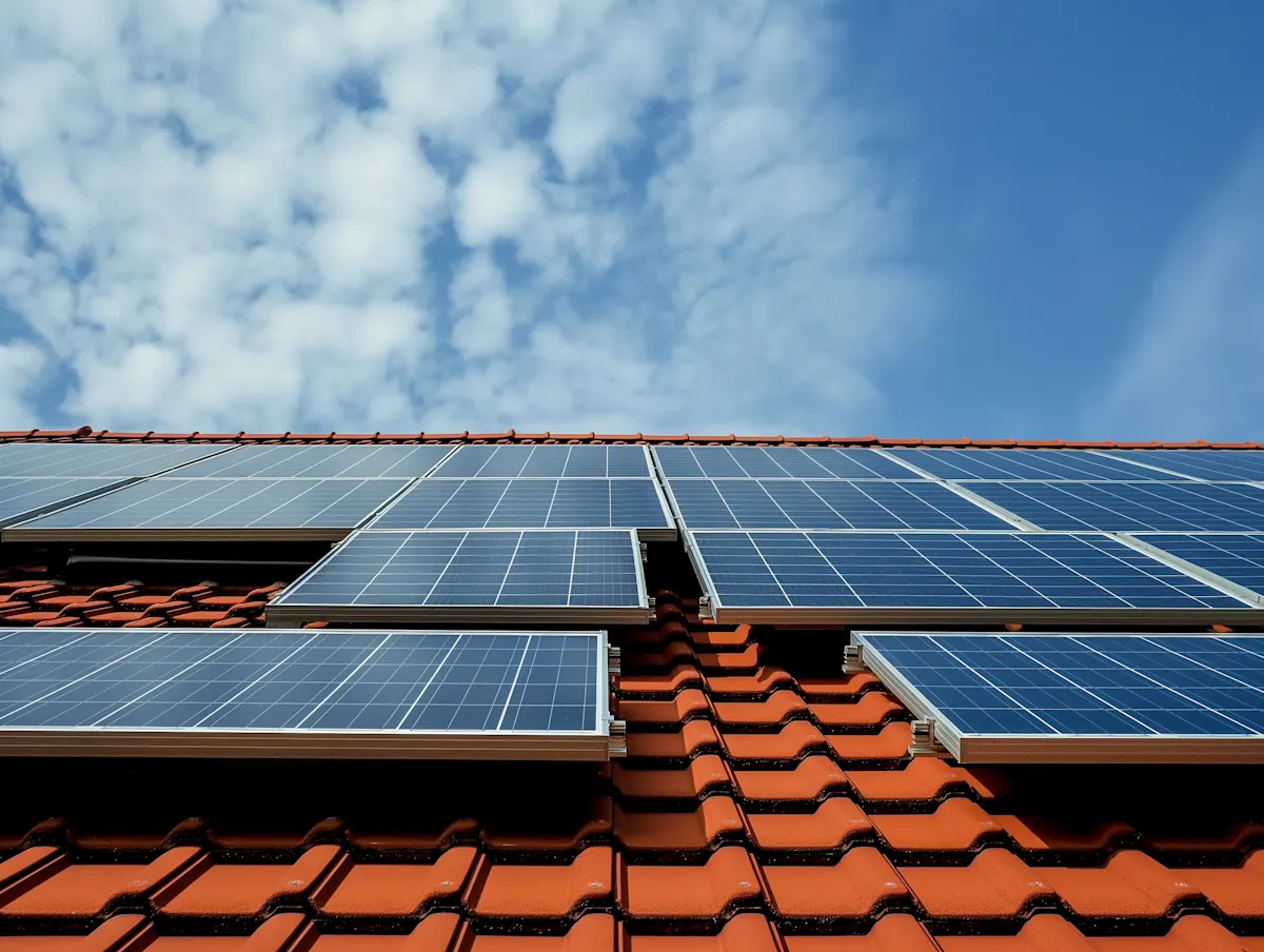 Painéis solares instalados em telhado