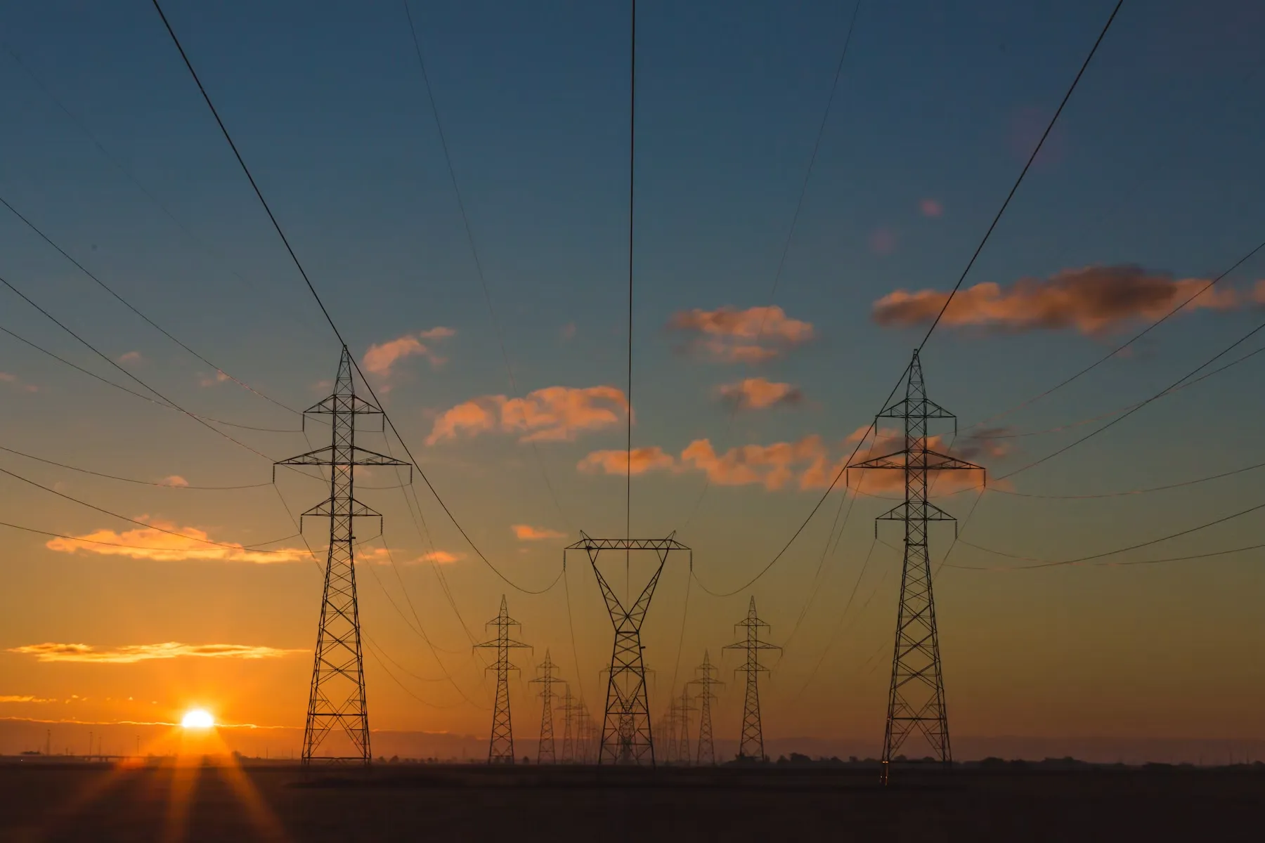 Linhas de transmissão de energia ao pôr do sol